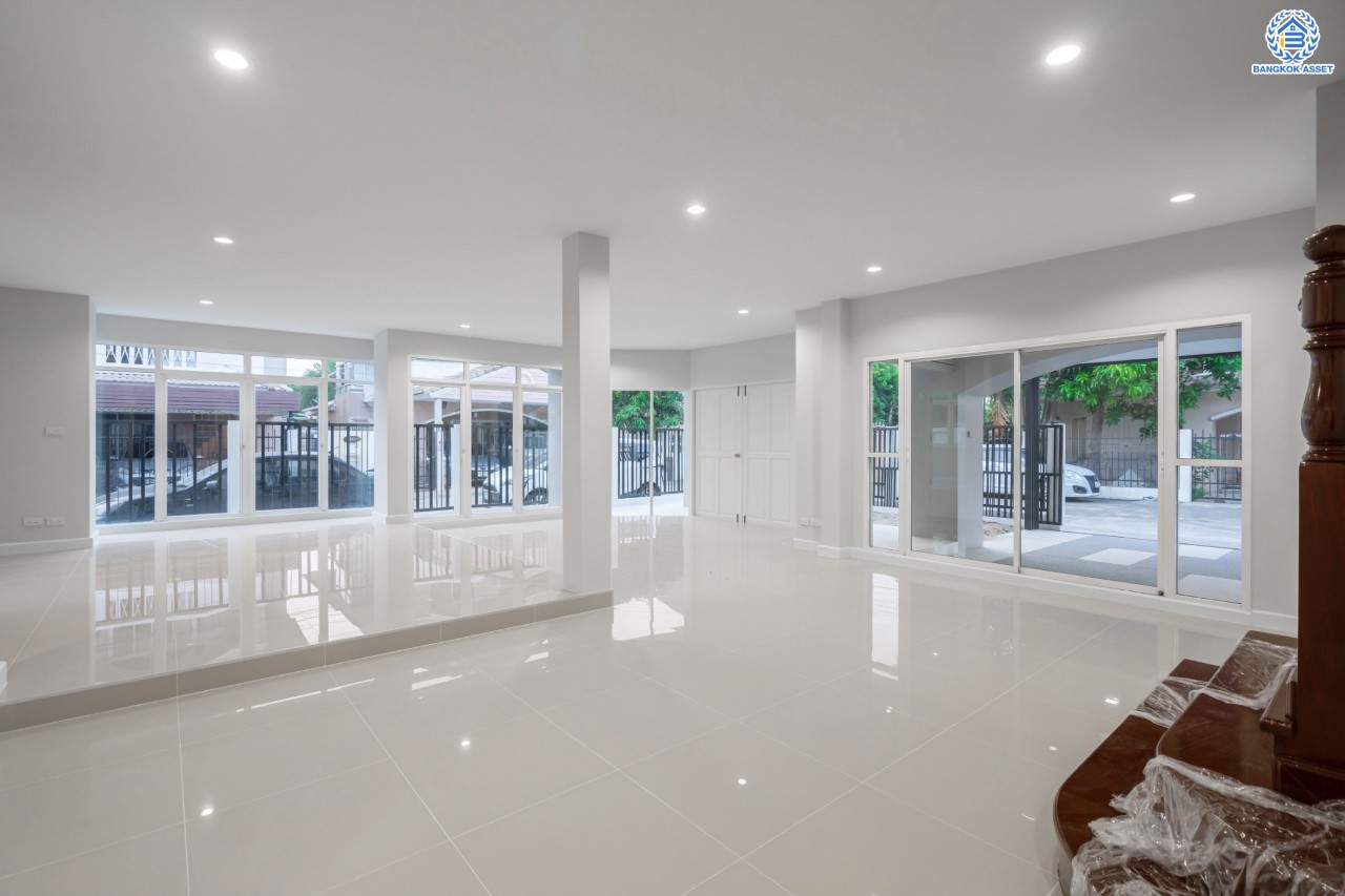 บ้านมือสองตกแต่งใหม่ ม.รัชชา2 บางใหญ่ หลังมุม เนื้อที่ 59 ตร.ว. ฟังก์ชัน 3 ห้องนอน 3 ห้องน้ำ 1 ห้องอเนกประสงค์ จอดรถได้ 2 คัน บนทำเลเชื่อมต่อถ.กาญจนาภิเษก ใกล้เซ็นทรัลเวสต์เกต ทางด่วน "กาญจนาภิเษก" และรถไฟฟ้าสายสีม่วง "สถานีตลาดบางใหญ่"